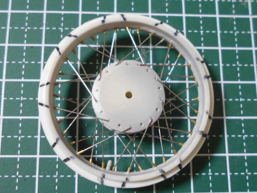 バイク模型のスポークタイヤを張り替える