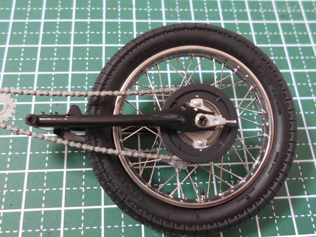 バイク模型のスポークタイヤを張り替える
